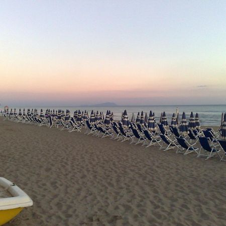 Marina Club Hotel Baia Domizia Exterior photo