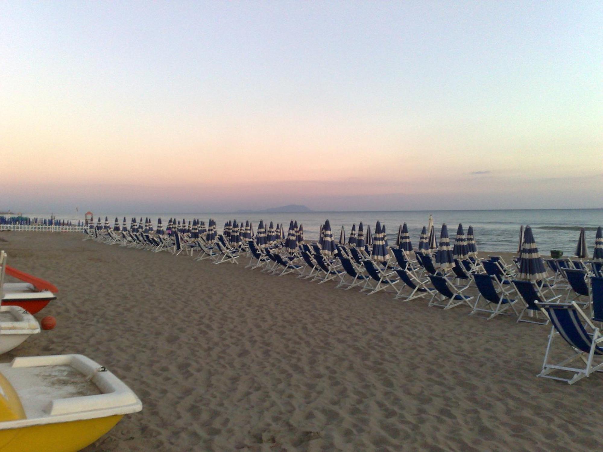 Marina Club Hotel Baia Domizia Exterior photo